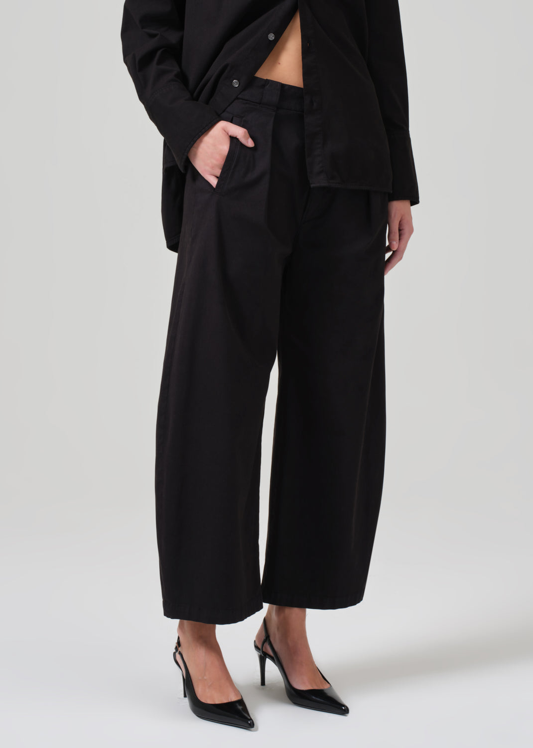 Cara Cropped Pleated Trouser in Black close front