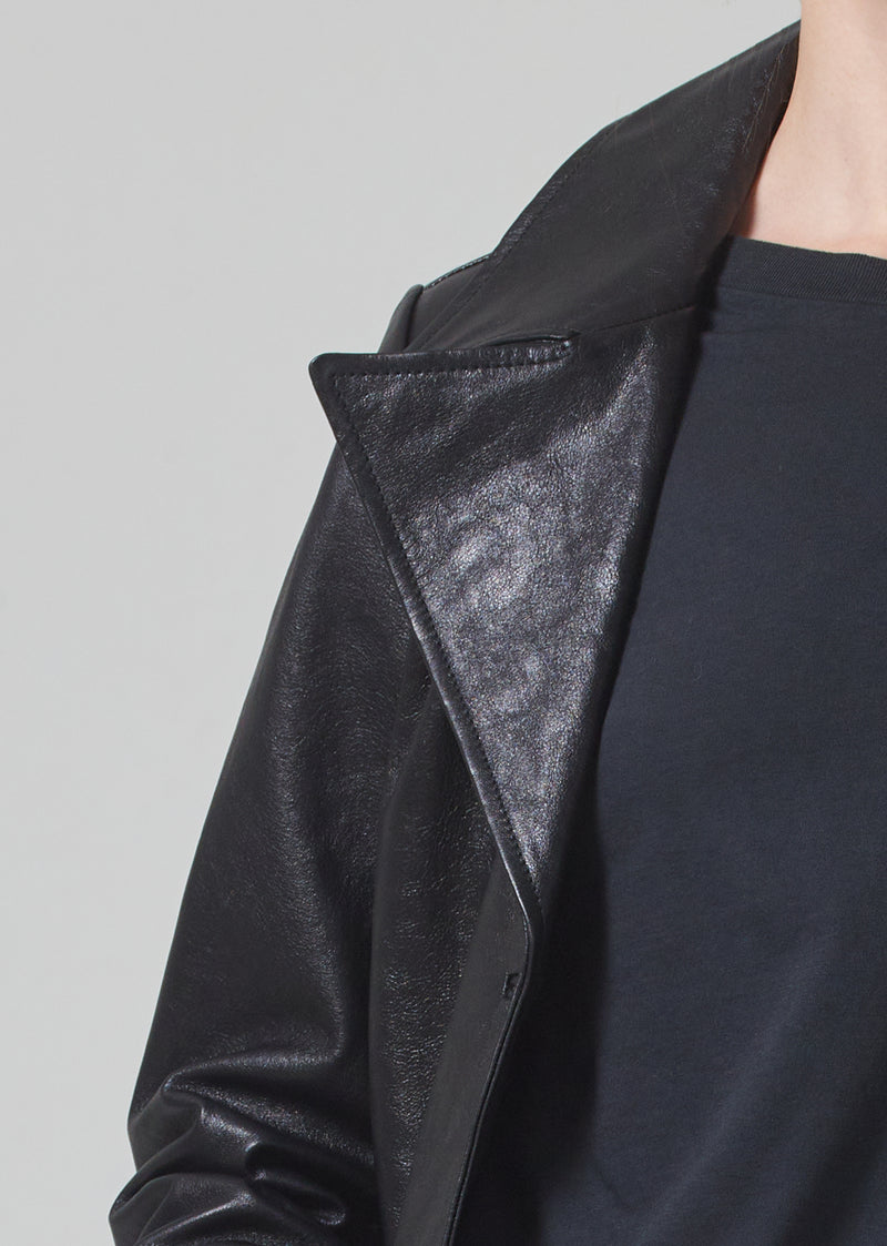 Bay Leather Coat in Shiny Cracked Black detail