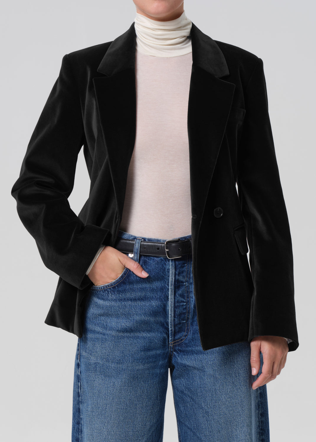 Matteau Blazer
In Black