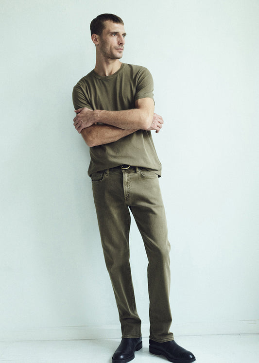 Elijah Straight Perform in Reservoir