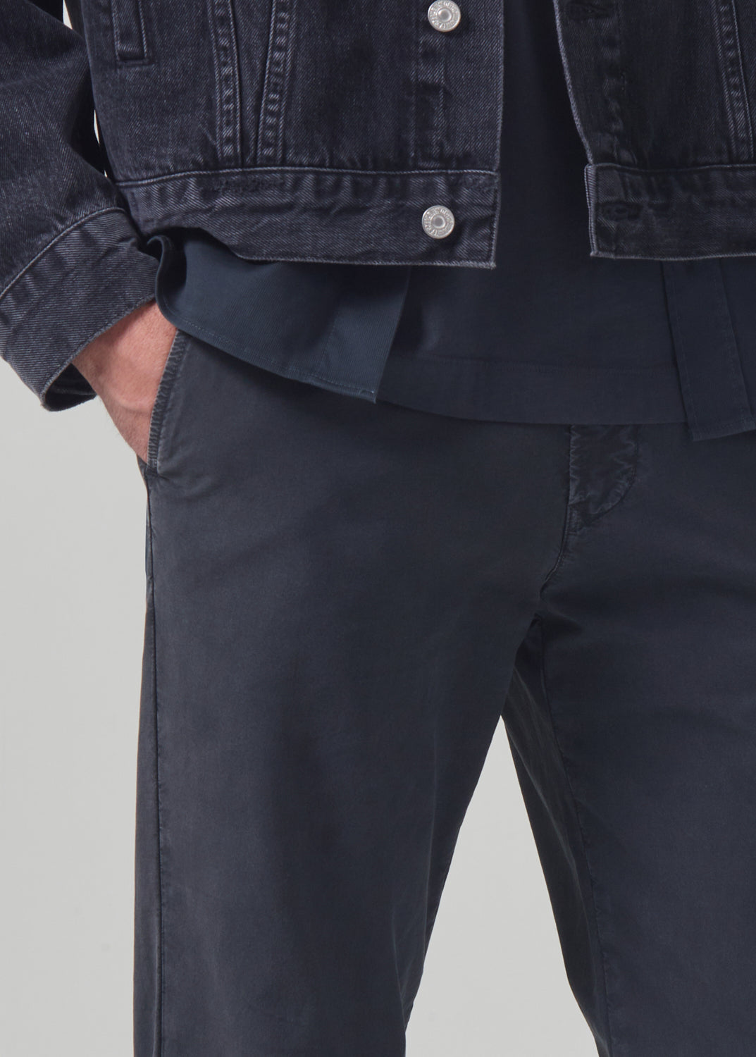 Elijah Straight Parachute Chino in Peppercorn detail