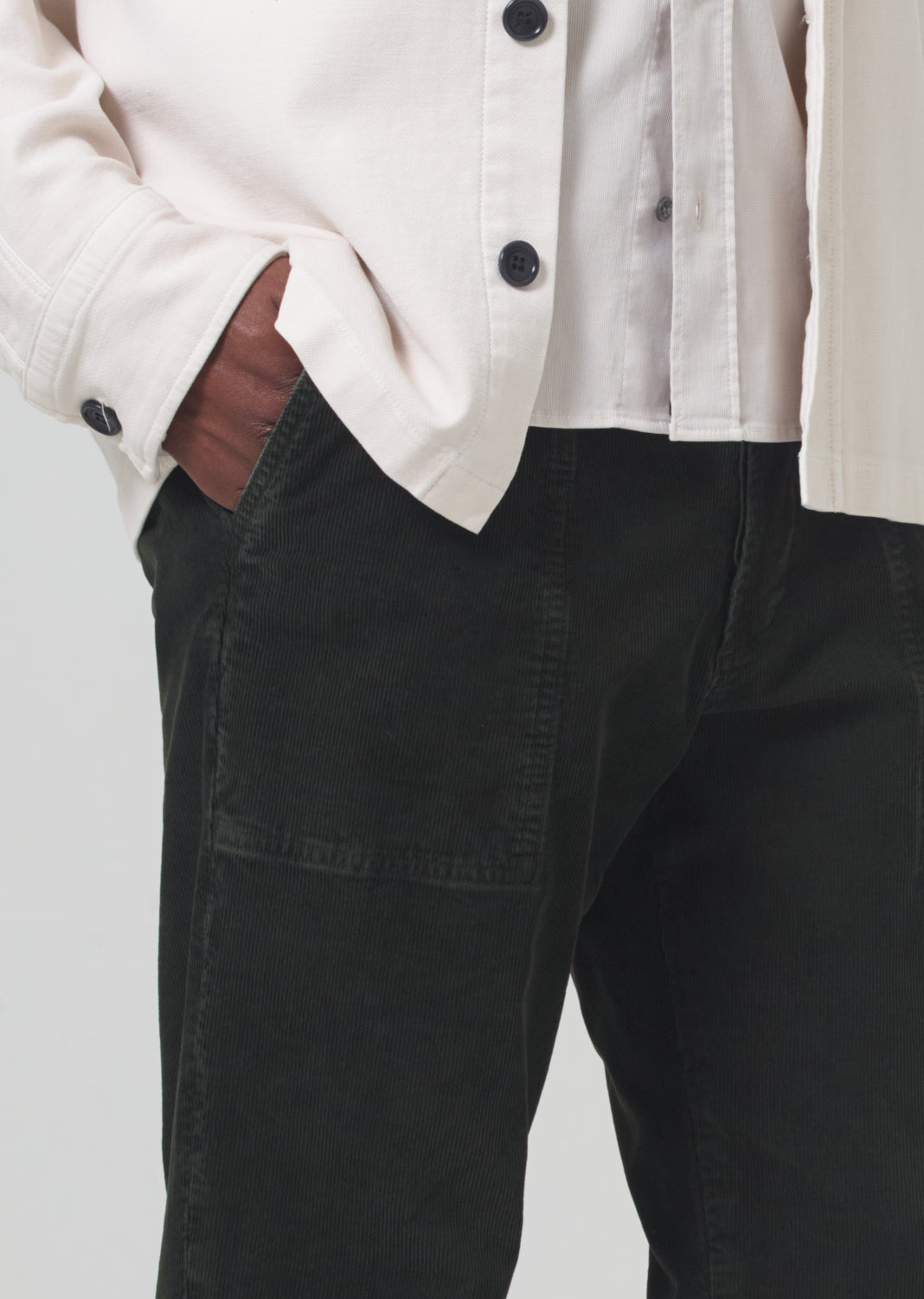 Finn Relaxed Trouser Corduroy in Field detail