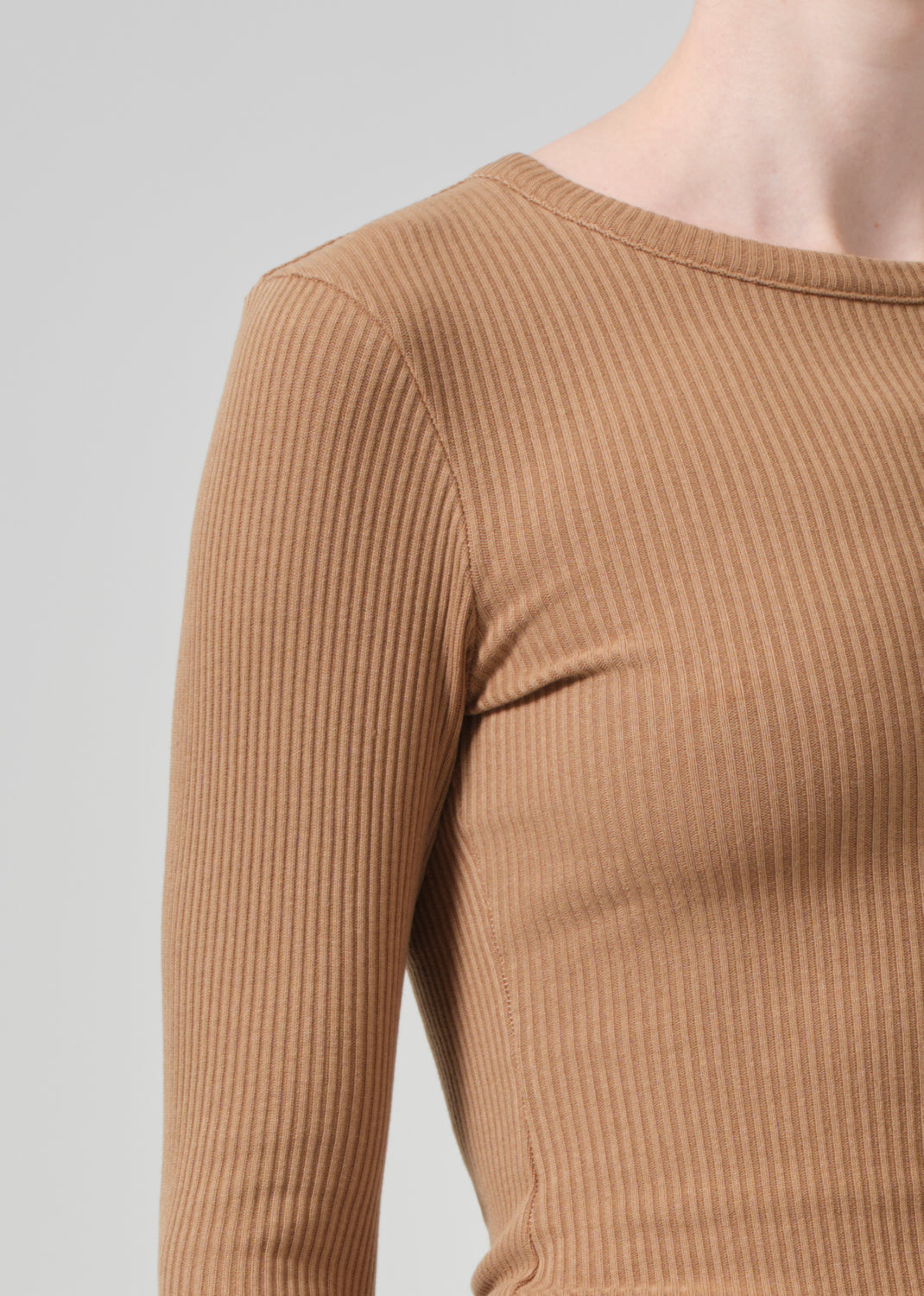 Bina Crewneck in Caramel detail