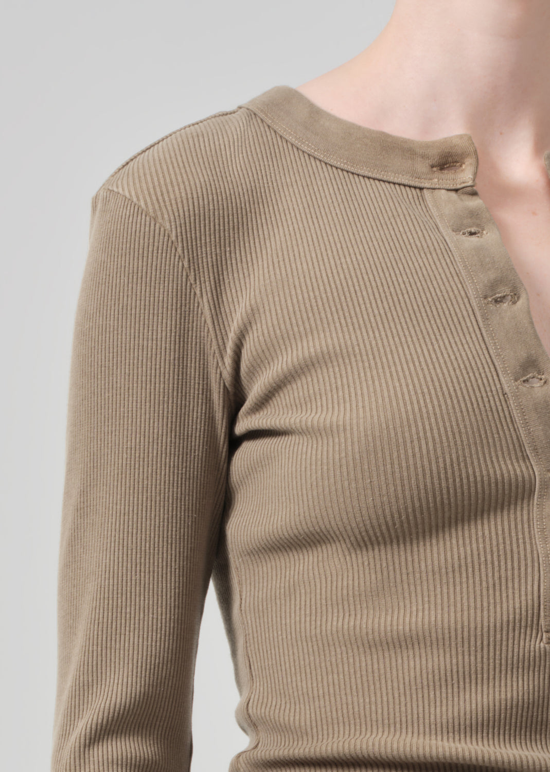 Varra Henley in Ambra detail