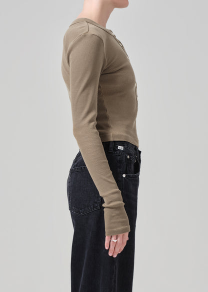 Varra Henley in Ambra side