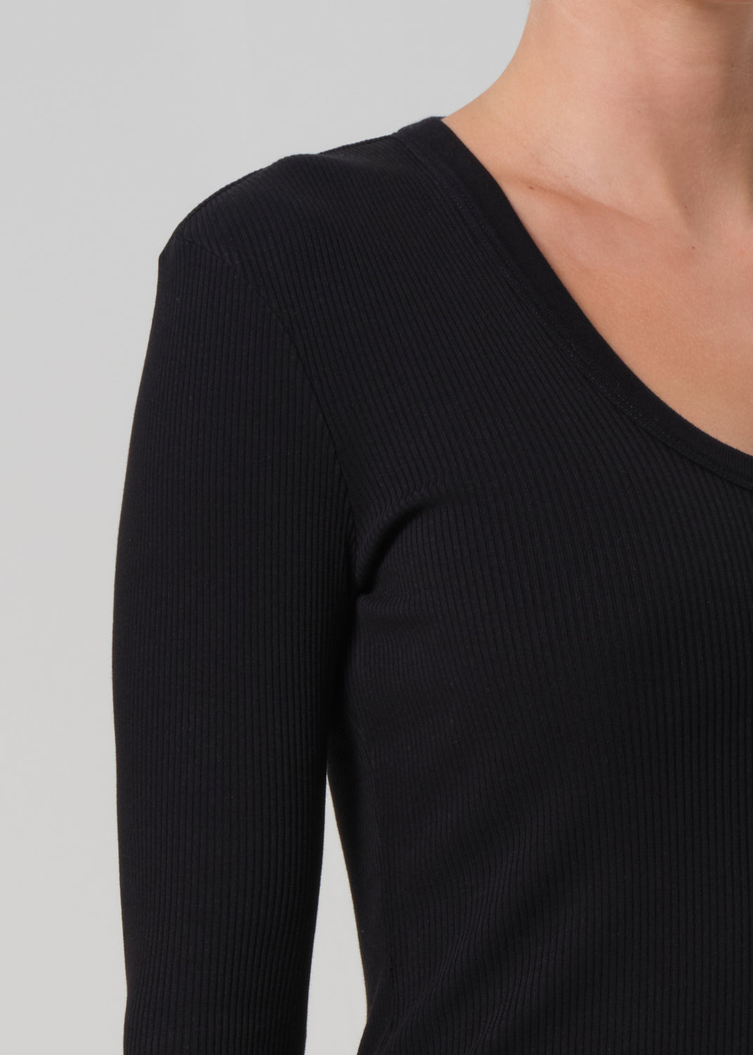 Mara U-Neck in Black detail