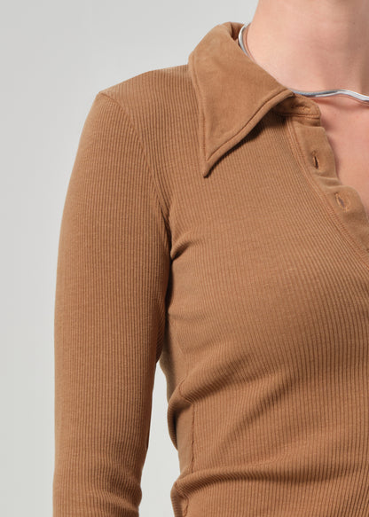 Brown ribbed 3/4-sleeve shirt with collar on a light gray background